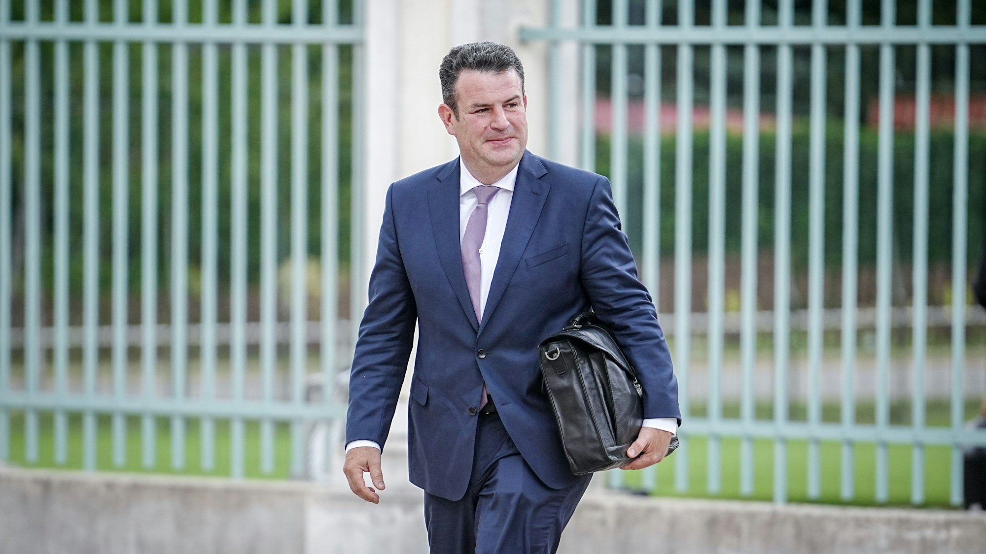 29.08.2023, Brandenburg, Meseberg: Hubertus Heil (SPD), Bundesminister für Arbeit und Soziales, kommt zur Halbzeit-Klausur des Bundeskabinetts auf Schloss Meseberg. Kanzler Scholz und seine 16 Minister beraten bei der fünften Klausurtagung der Ampelregierung über die aktuellen Themen der Koalition. Foto: Kay Nietfeld/dpa +++ dpa-Bildfunk +++