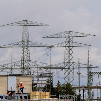 Strommasten stehen auf dem Gelände des Umspannwerks Wolmierstedt am Rande einer Baustelle. Bei der Halbzeit-Klausur des Bundeskabinetts auf Schloss Meseberg will das Bundeskabinett unter anderem über staatlich subventionierten Industriestrompreises beraten.
