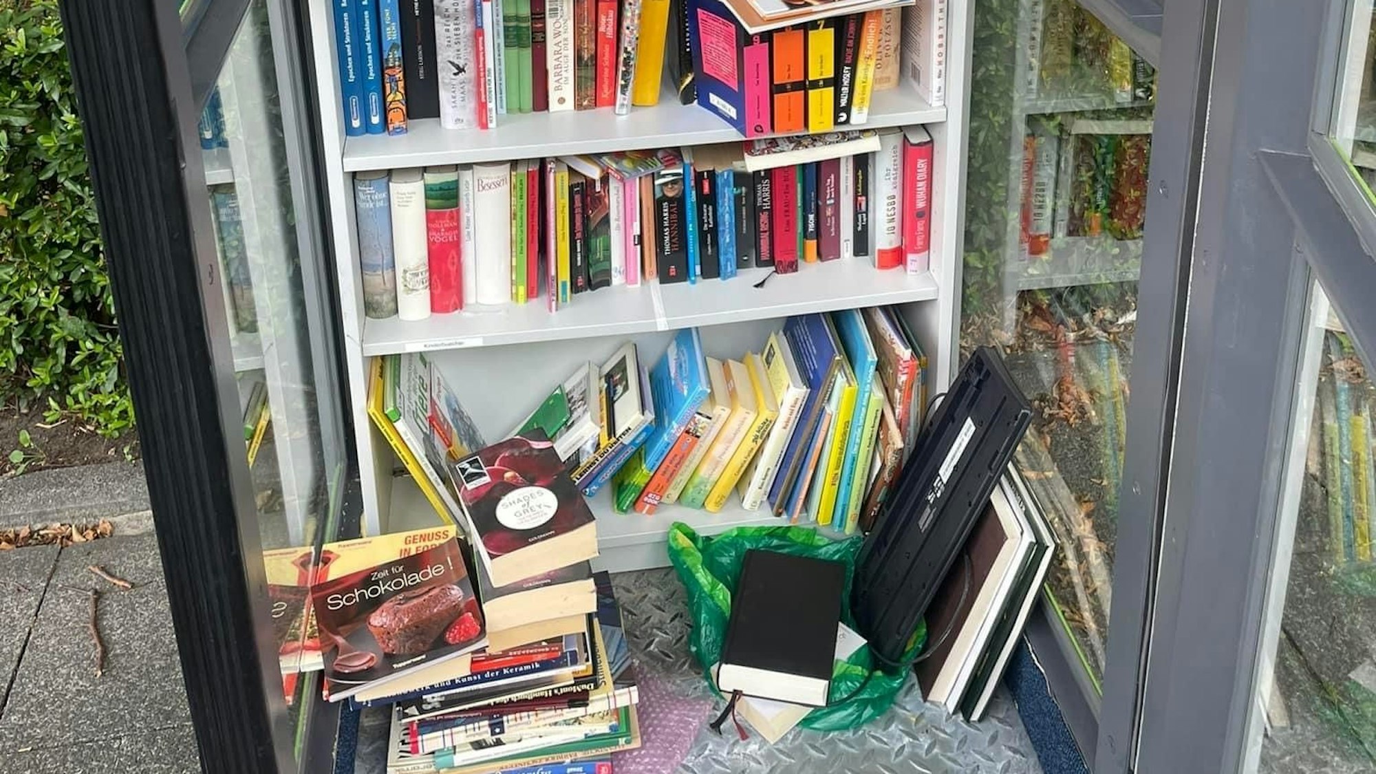 Ein Bücherschrank in Hürth ist zugemüllt.