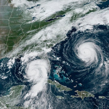 Hurrikan „Idalia“ (M.) zieht über den US-Bundesstaat Florida. Gleichzeitig trifft Hurrikan „Franklin“ auf Bermuda.