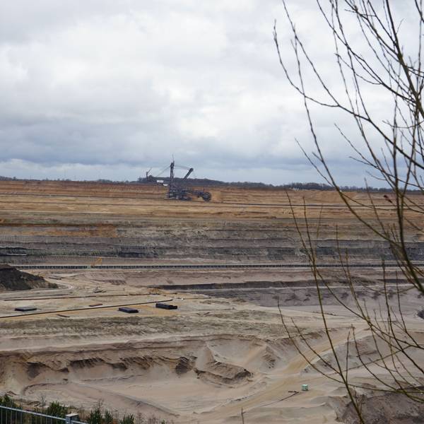 Das Bild zeigt den Tagebau Hambach und einen Schaufelradbagger.