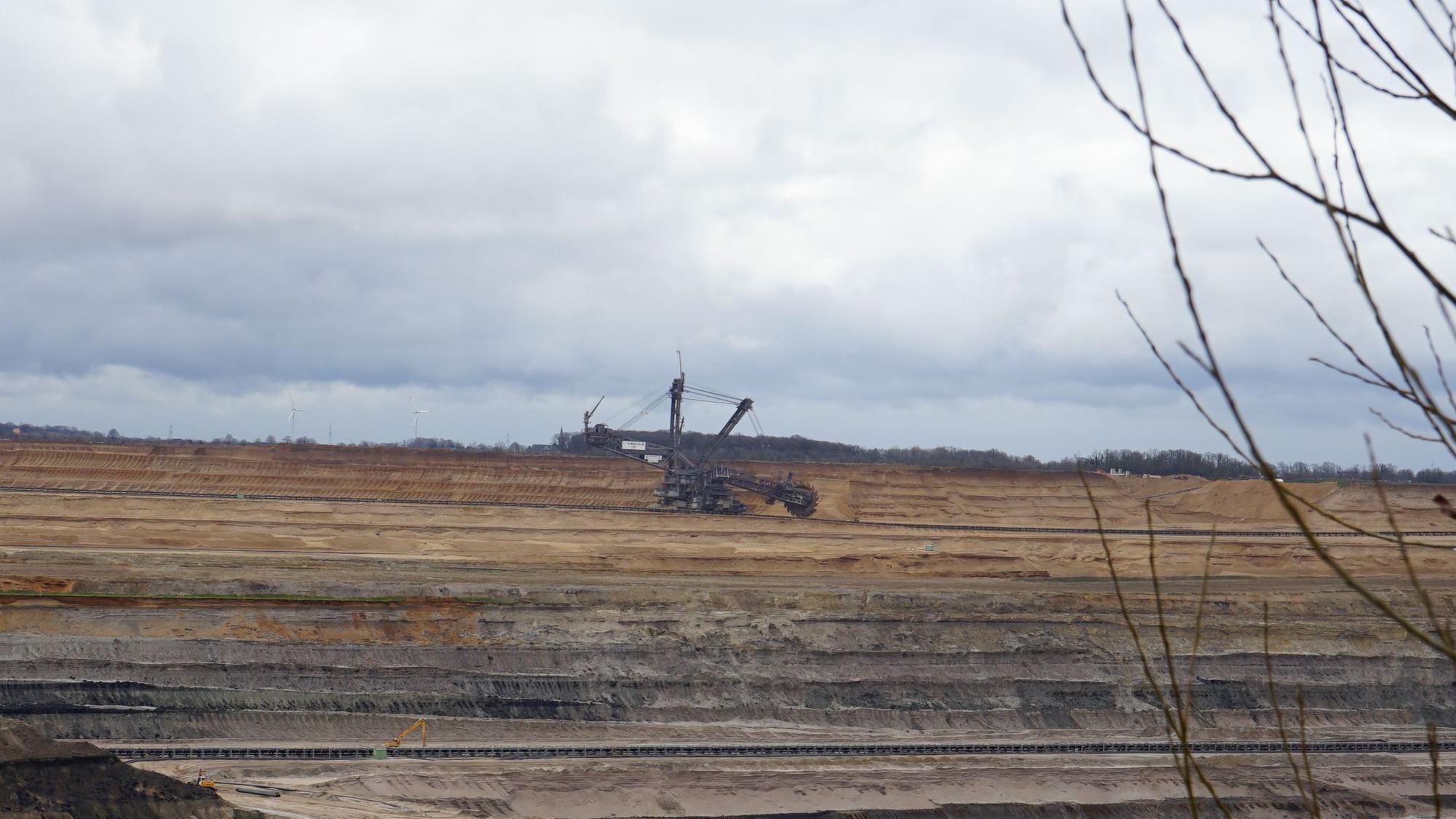 Das Bild zeigt den Tagebau Hambach und einen Schaufelradbagger.