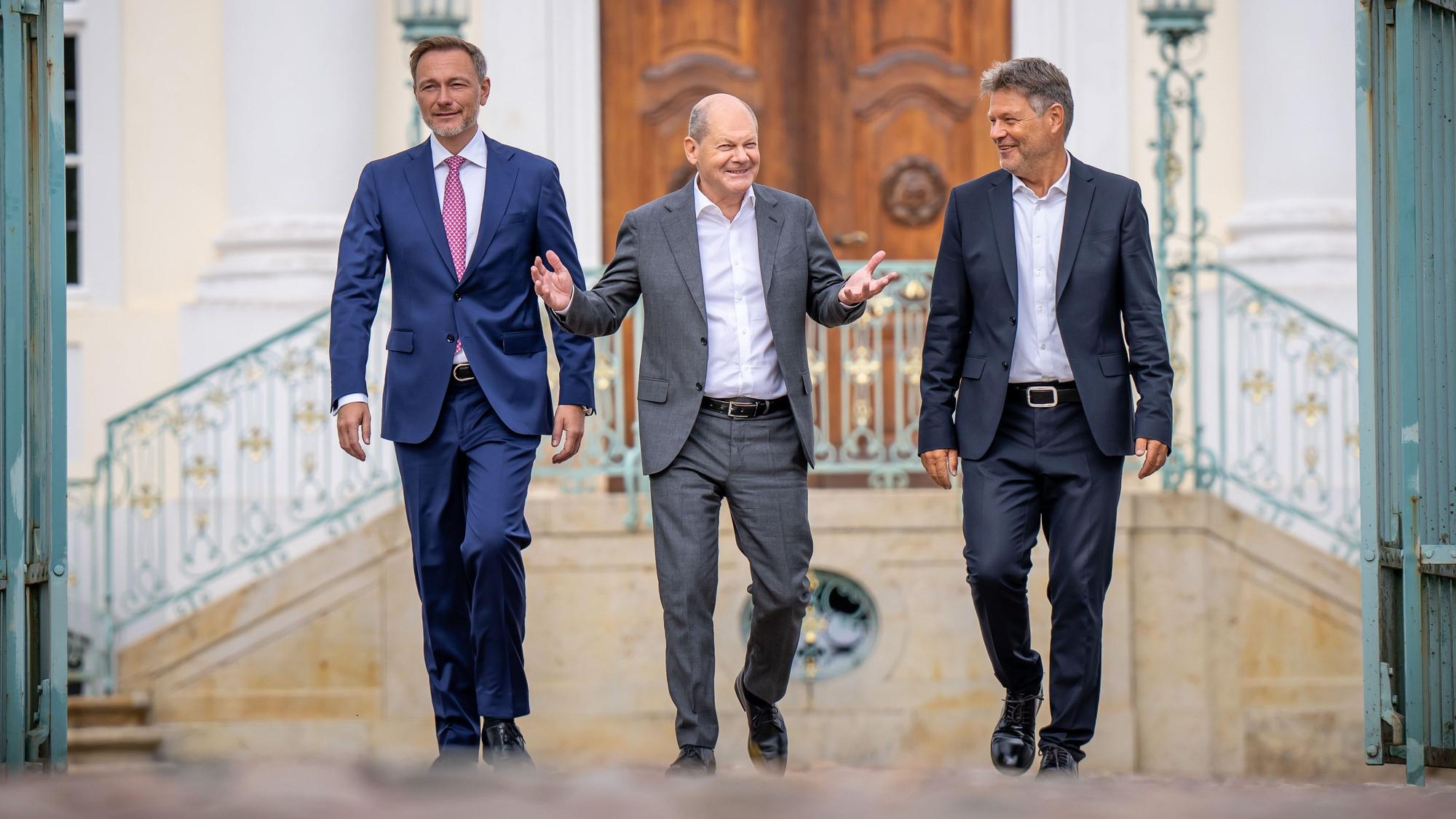 Klausurtagung auf Schloss Meseberg in Brandenburg: Bundeskanzler Olaf Scholz (SPD, m.), Finanzminister Christian Lindner (FDP, l.) und Wirtschaftsminister Robert Habeck kurz vor der Pressekonferenz.