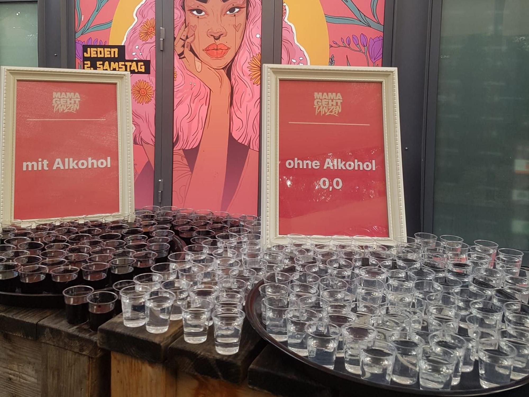 Auf einem Tablet stehen kleine Shot-Gläser mit und ohne Alkohol. Eindrücke von der erfolgreichen Partyreihe "Mama geht tanzen" im Clubbahnhof Ehrenfeld.