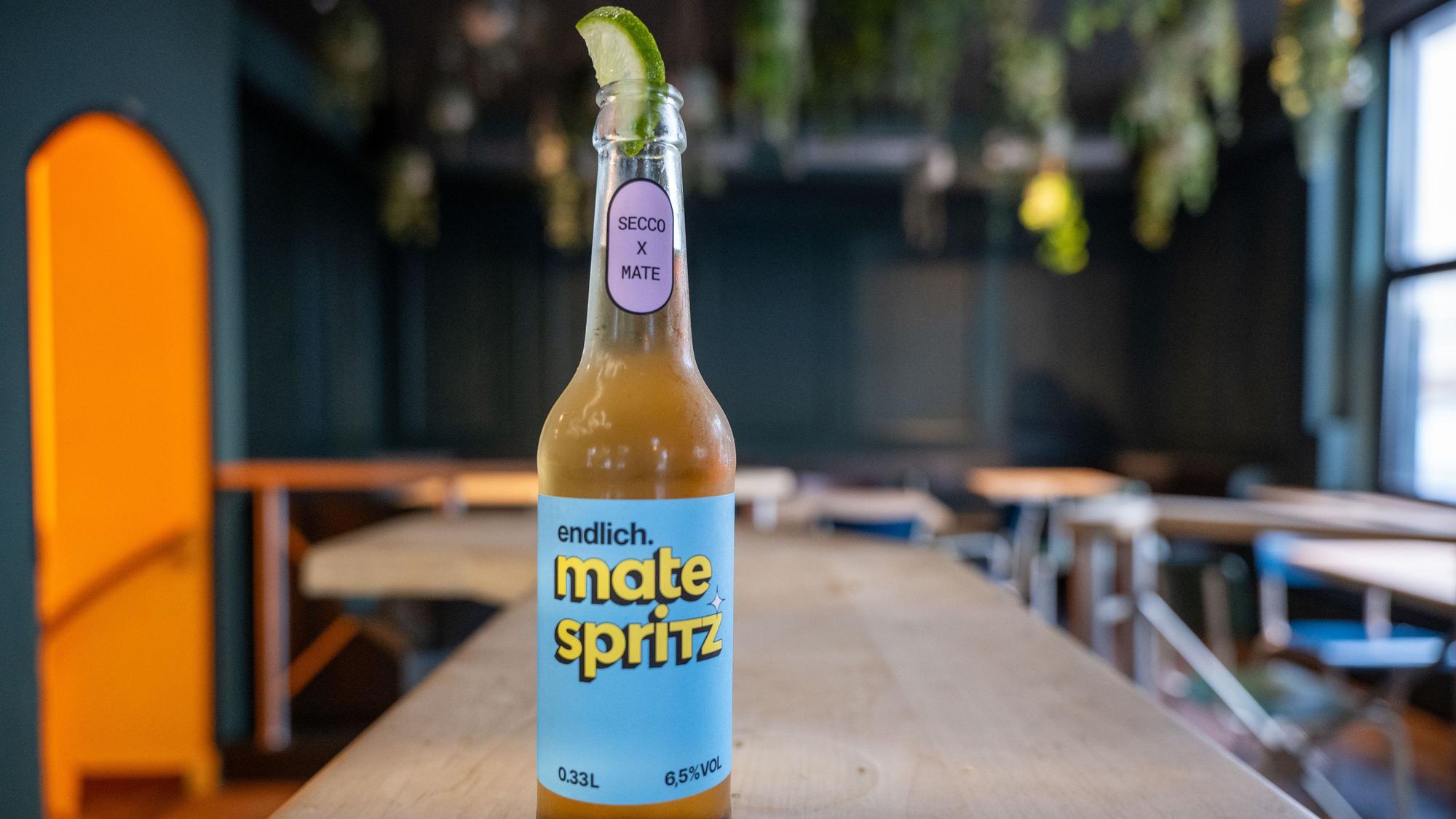 „Mate Spritz“, hier in der Flasche, ist eine Mischung aus Mate und Secco.