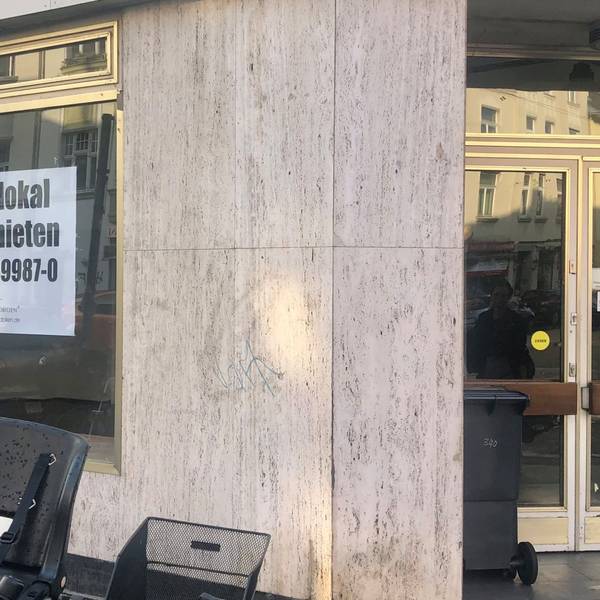 Blick auf ein leeres Ladenlokal, im Schaufenster hängt ein Schild: zu vermieten