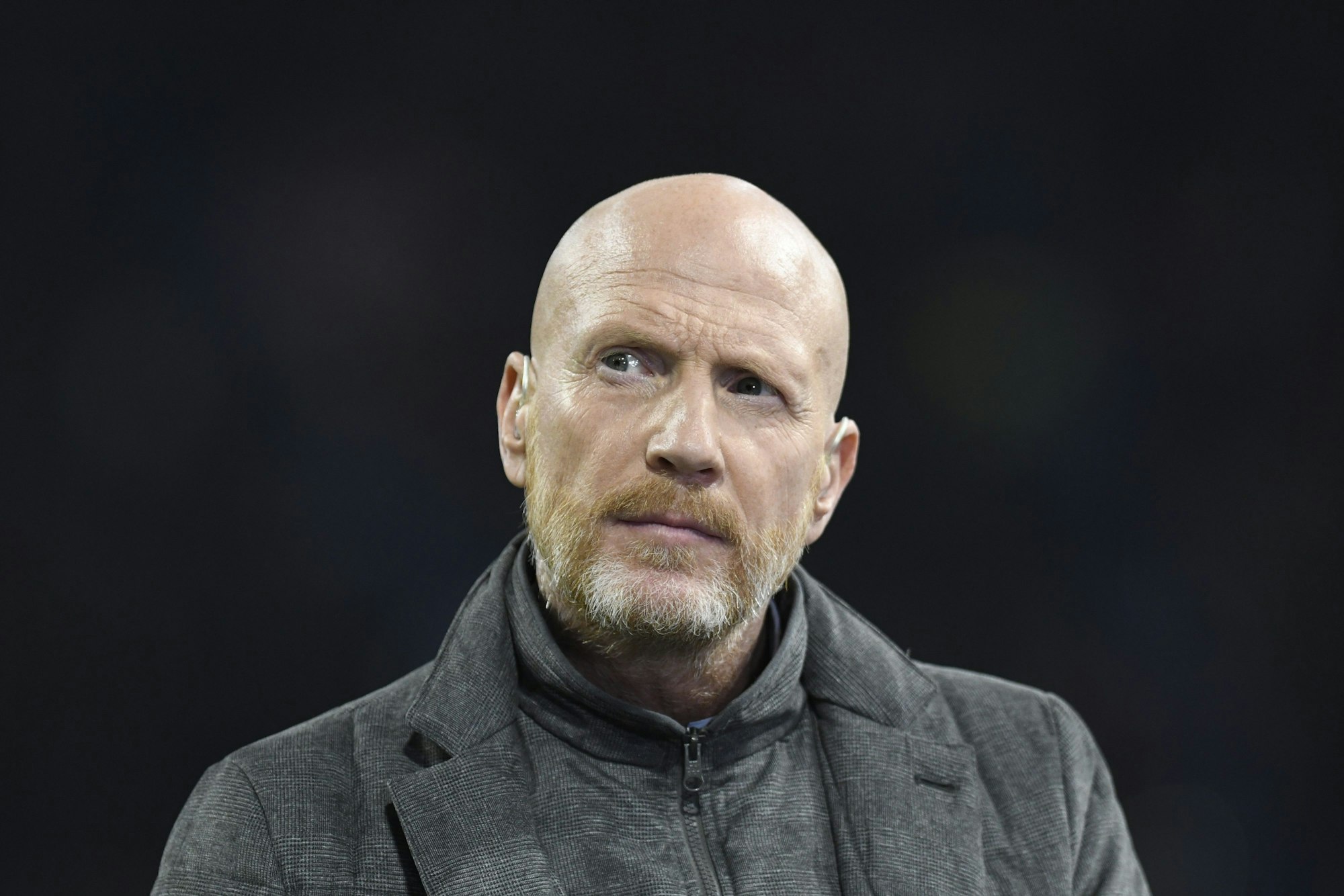 19. Oktober 2021, Amsterdam: Fußball: Der frühere Fußball-Nationalspieler und jetzige Borussia Dortmund Berater Matthias Sammer vor dem Champions-League-Gruppenspiel gegen Ajax Amsterdam beim TV-Interview im Stadion.