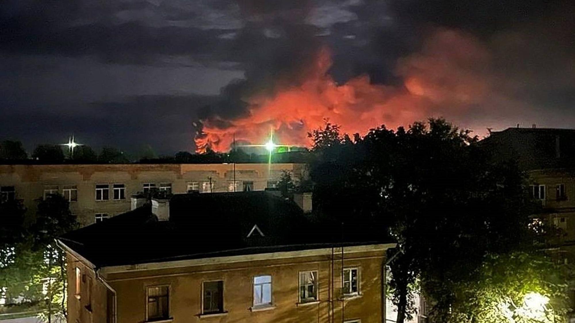 Ein Foto, das vom Gouverneur des Gebiets Pskow, Michail Wedernikow, veröffentlicht wurde, zeigt eine massive Rauchwolke über der Stadt. Die Ukraine hat in der Nacht auf Mittwoch den wohl bisher massivsten Drohnenangriff auf Russland durchgeführt. Aus mehreren Städten wurden Explosionen gemeldet.