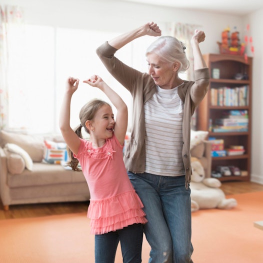 Oma tanzt mit ihrer Enkelin