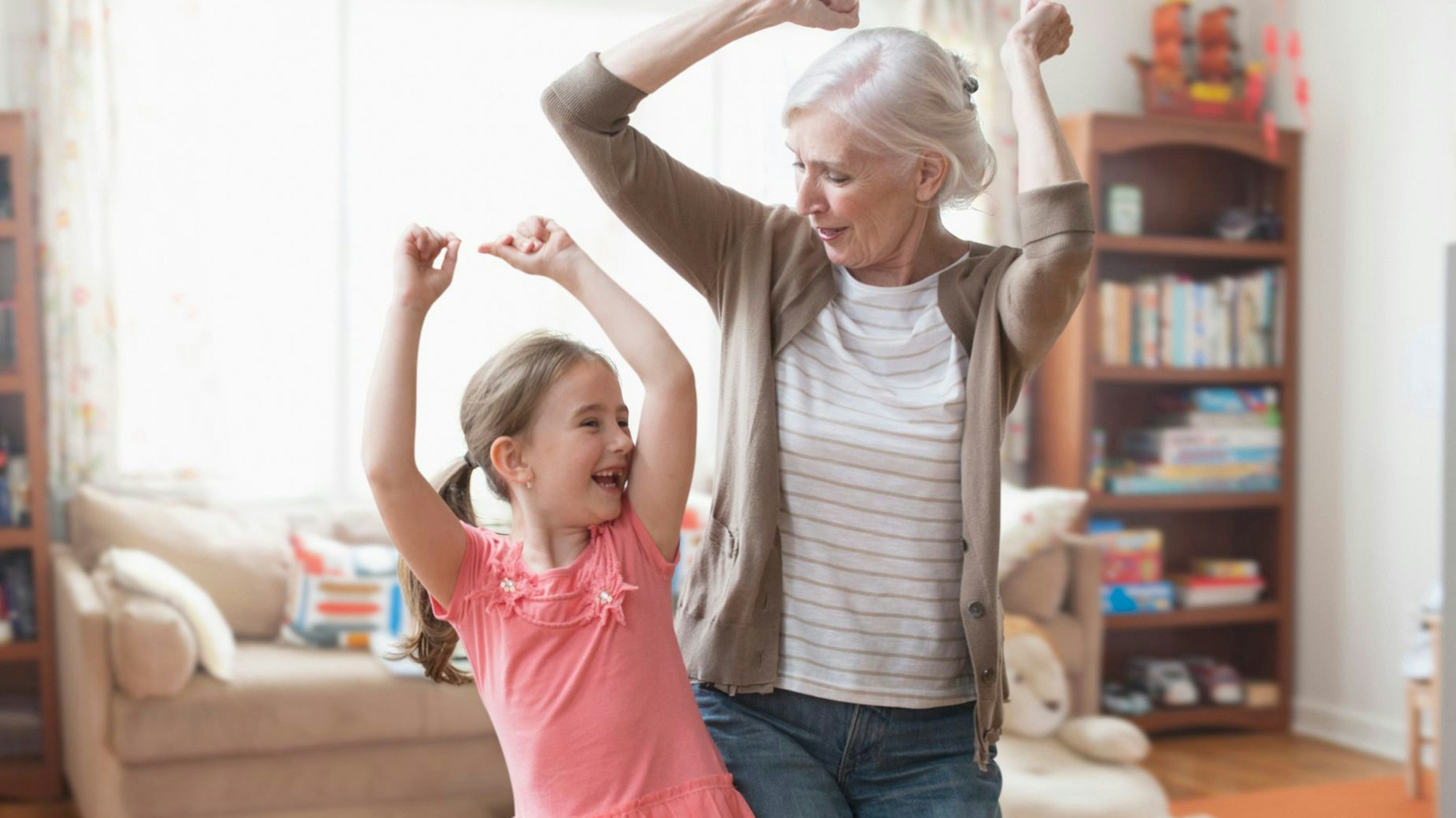 Oma tanzt mit ihrer Enkelin