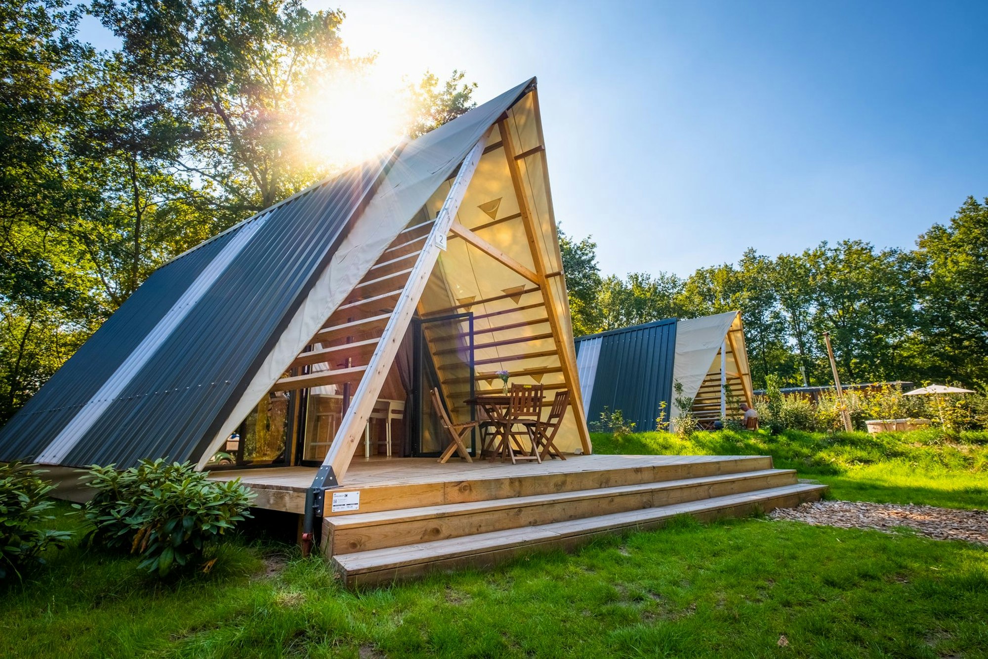 Traditionelle A-Häuser im Papillon Country Ressort in den Niederlanden.