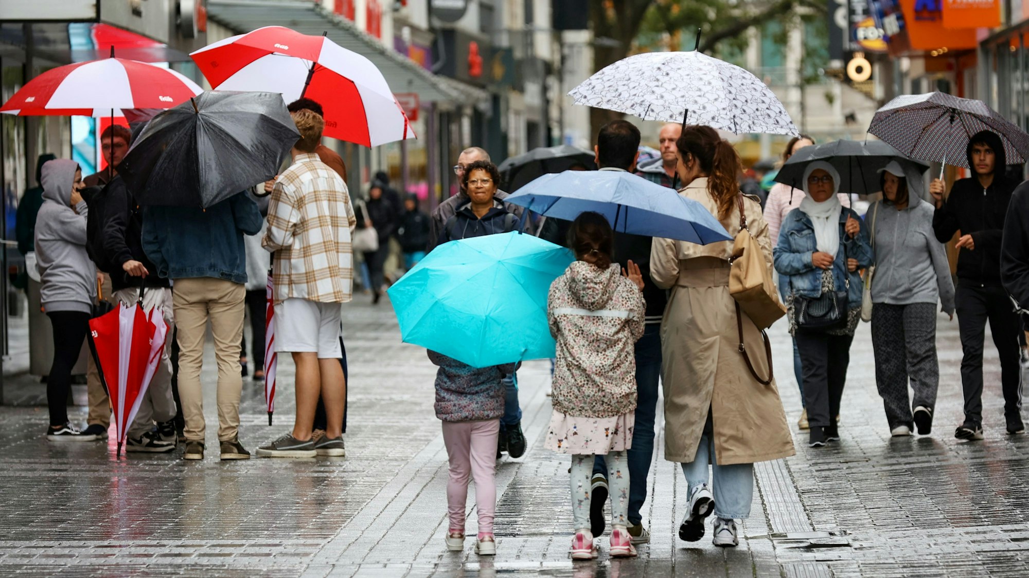 06. August 2023 in Köln:
Regenwetter auf der Hohe Straße