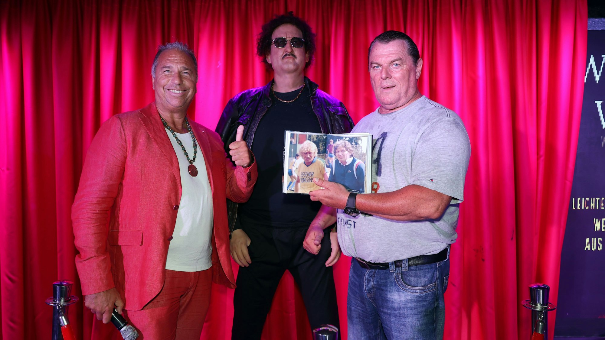 Kai Ebel (l.) und Roland Bebak (r.) mit einer Wachsfigur von Heinrich Schäfer