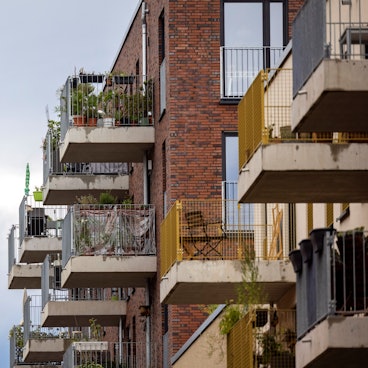 Balkone von Mietwohnungen sind in Bonn zu sehen (Symbolfoto).