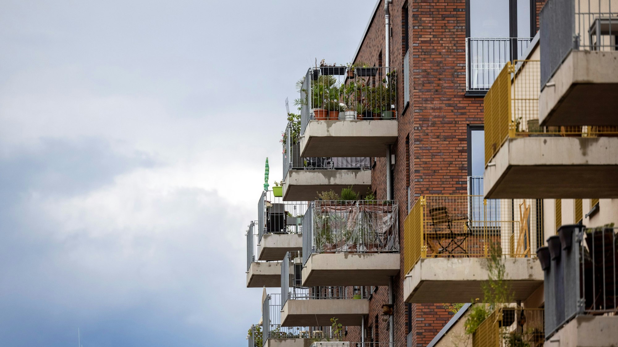 Balkone von Mietwohnungen sind in Bonn zu sehen (Symbolfoto).