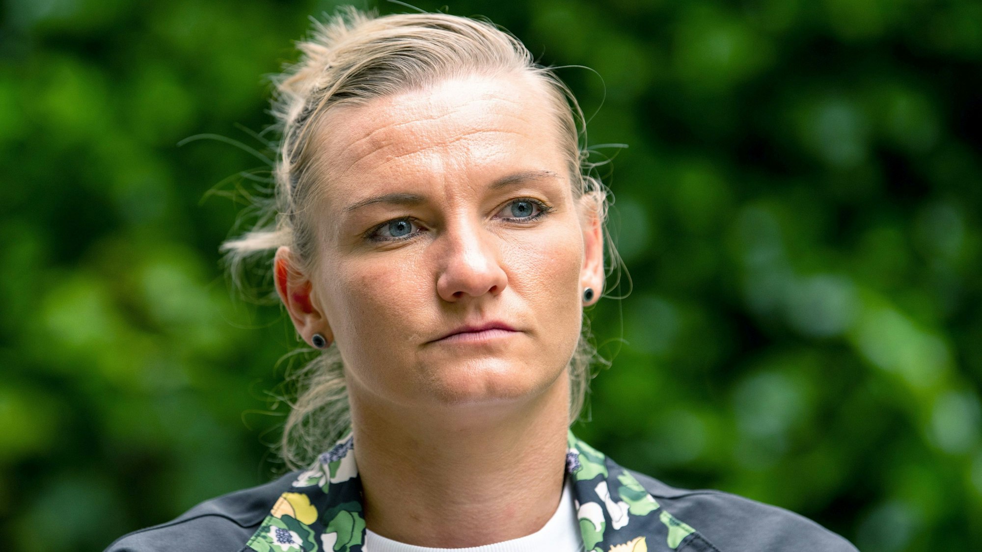 30.08.2023, Hamburg: Alexandra Popp, Fußball- Nationalspielerin, bei einem Interview. Popp hätte in der Kuss-Affäre um Weltmeisterin Hermoso gern deutlichere Kritik aus dem deutschen Fußball am Verhalten von Spaniens Verbandschef Rubiales gehört. (Zu dpa ·DFB-Kapitänin Popp über Rubiales: «Sind in einem anderen Jahrhundert»·) Foto: Daniel Bockwoldt/dpa +++ dpa-Bildfunk +++