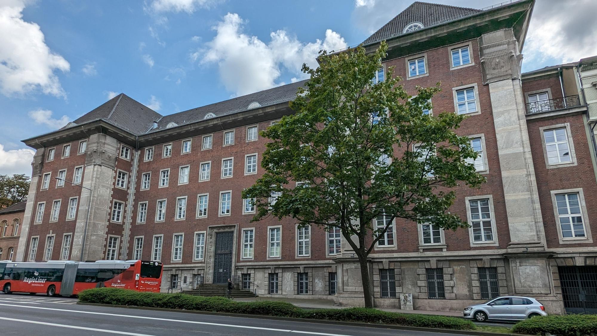 Das Symbolbild zeigt das historische Gebäude des Landgerichts Aachen am Adalbertsteinweg.
