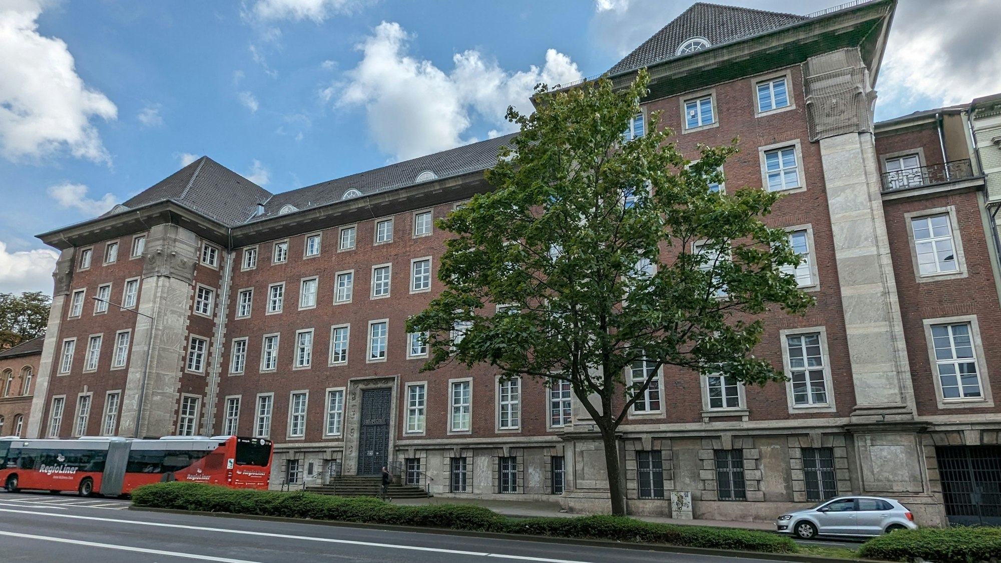 Das Symbolbild zeigt das historische Gebäude des Landgerichts Aachen am Adalbertsteinweg.