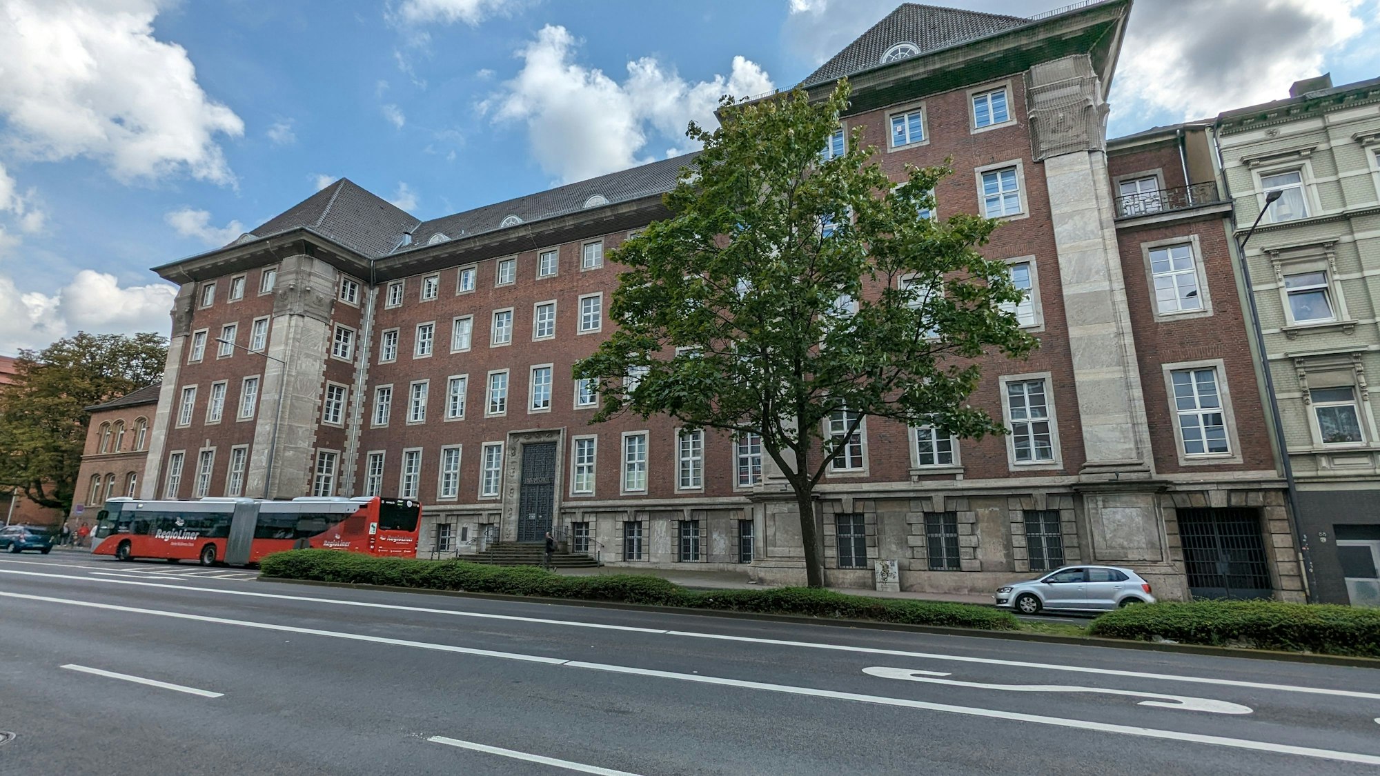 Das Symbolbild zeigt das historische Gebäude des Landgerichts Aachen am Adalbertsteinweg.
