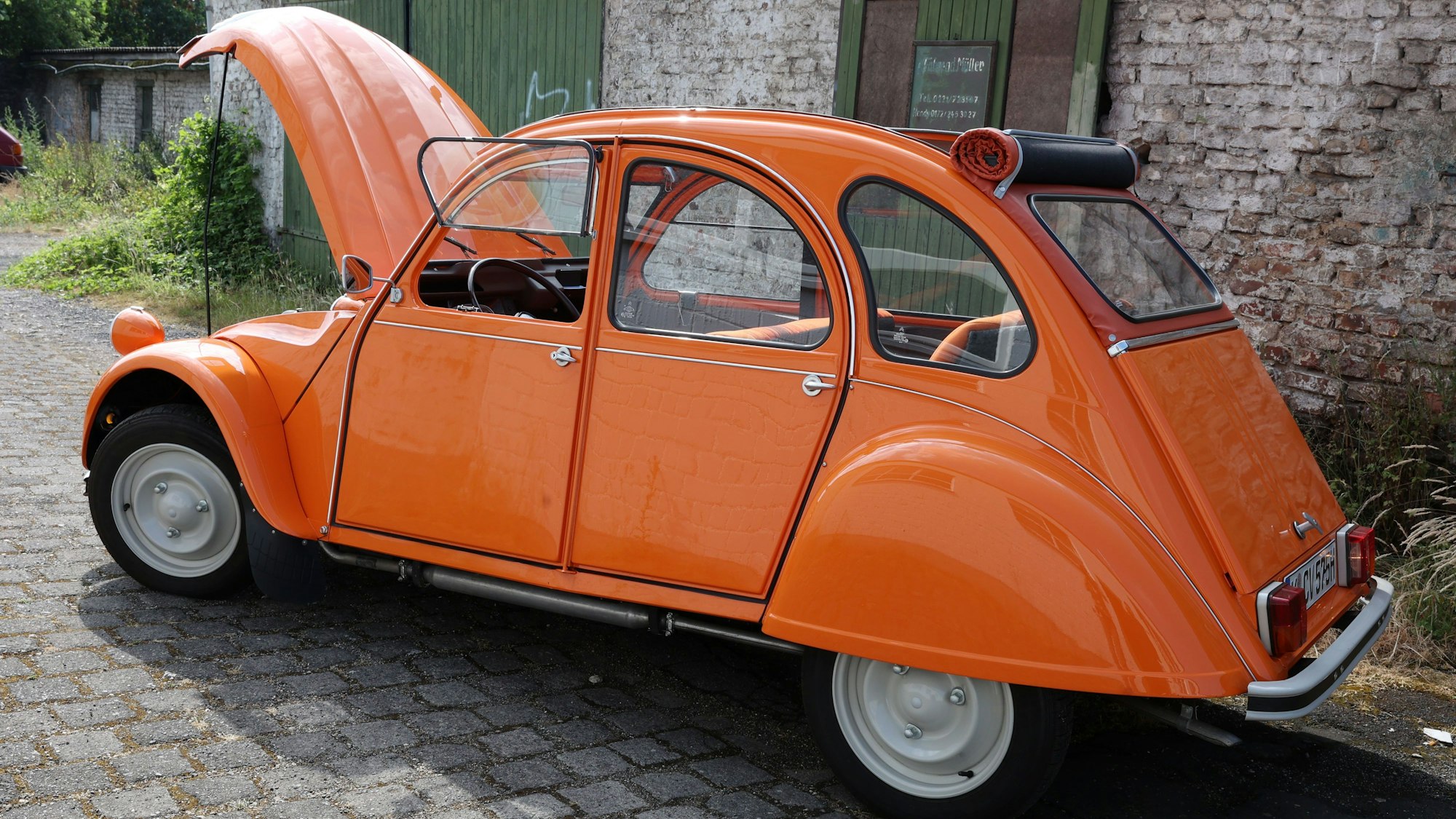 Orangefarbenes Auto des Models „Ente“