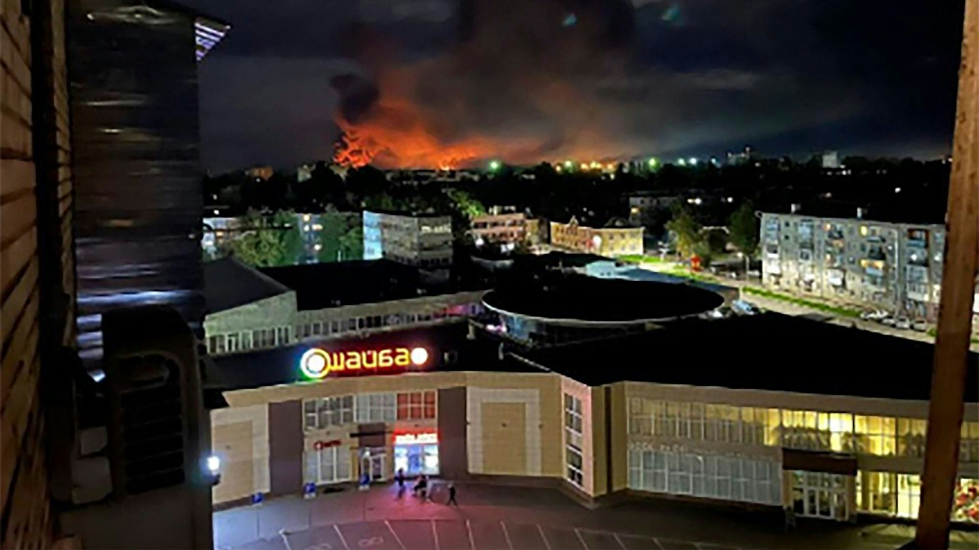 HANDOUT - 29.08.2023, Russland, Pskow: Dieses von Ostorozhno Novosti zur Verfügung gestellte Bild aus sozialen Medien zeigt Rauchschwaden über der Stadt und einen großen Brand. Foto: Ostorozhno Novosti/Ostorozhno Novosti/AP/dpa - ACHTUNG: Nur zur redaktionellen Verwendung für 14 Tage und nur mit vollständiger Nennung des vorstehenden Credits. +++ dpa-Bildfunk +++
