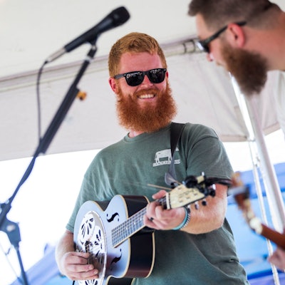 Oliver Anthony tritt am Samstag, 19. August 2023, im Eagle Creek Golf Club and Grill in Moyock, N.C., auf. Der aus Farmville, Virginia, stammende Anthony ist vor allem für seinen Song „Rich Men North of Richmond“ bekannt, der über Nacht zu einer Country-Sensation wurde.