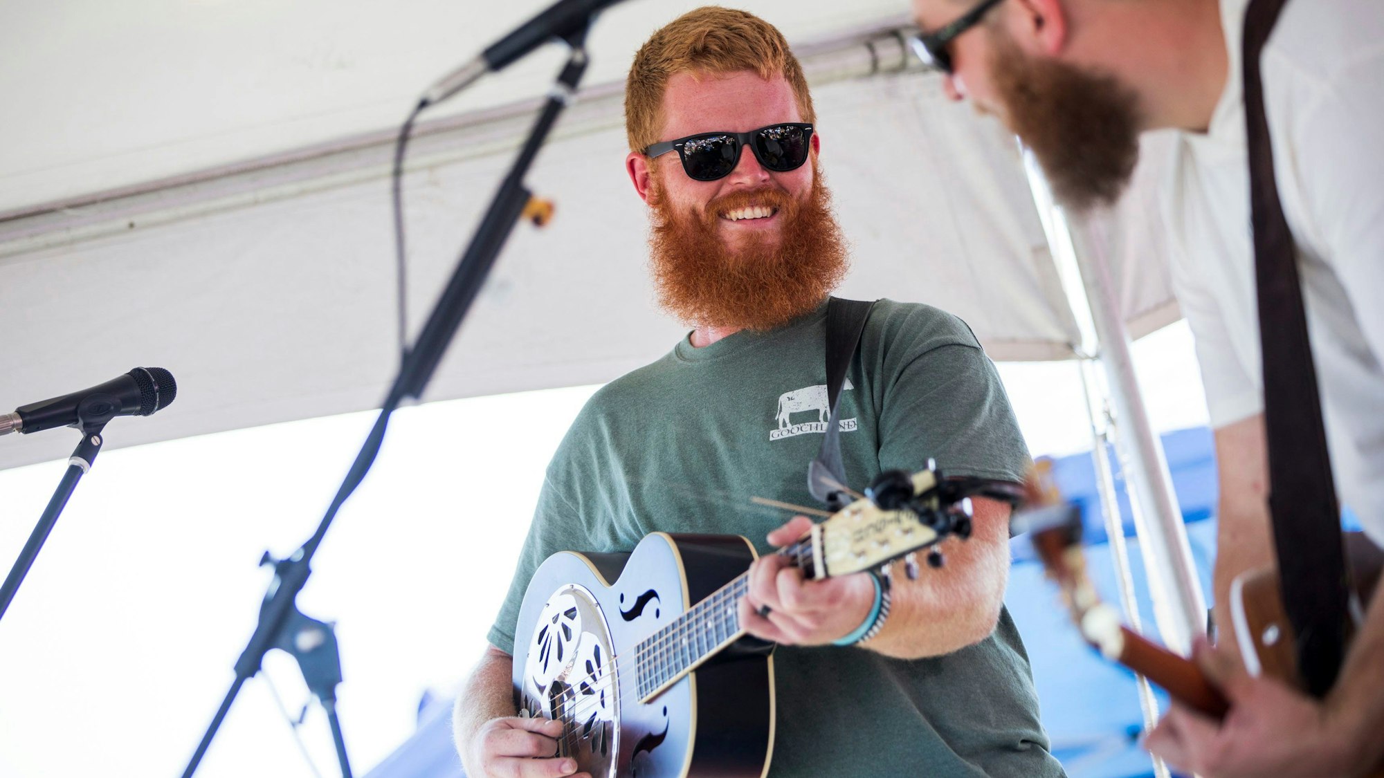 Oliver Anthony tritt am Samstag, 19. August 2023, im Eagle Creek Golf Club and Grill in Moyock, N.C., auf. Der aus Farmville, Virginia, stammende Anthony ist vor allem für seinen Song „Rich Men North of Richmond“ bekannt, der über Nacht zu einer Country-Sensation wurde.