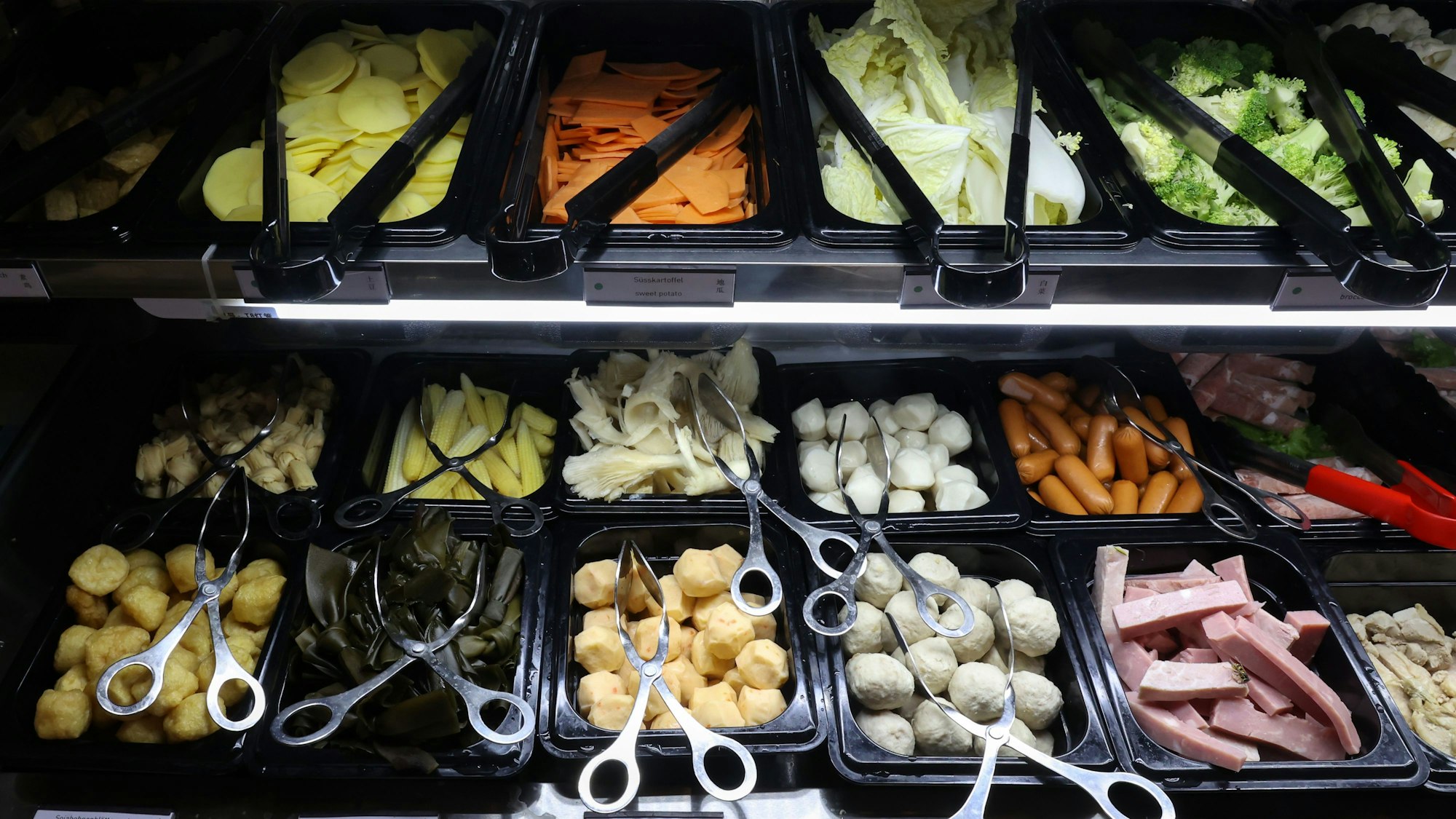 Wir sehen eine Theke mit verschiedenen Suppen-Zutaten.