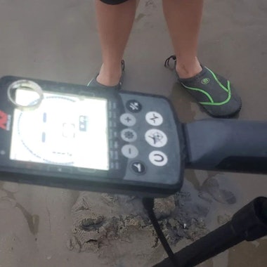 Der Ehering von Stephan liegt auf einem Metalldetektor.