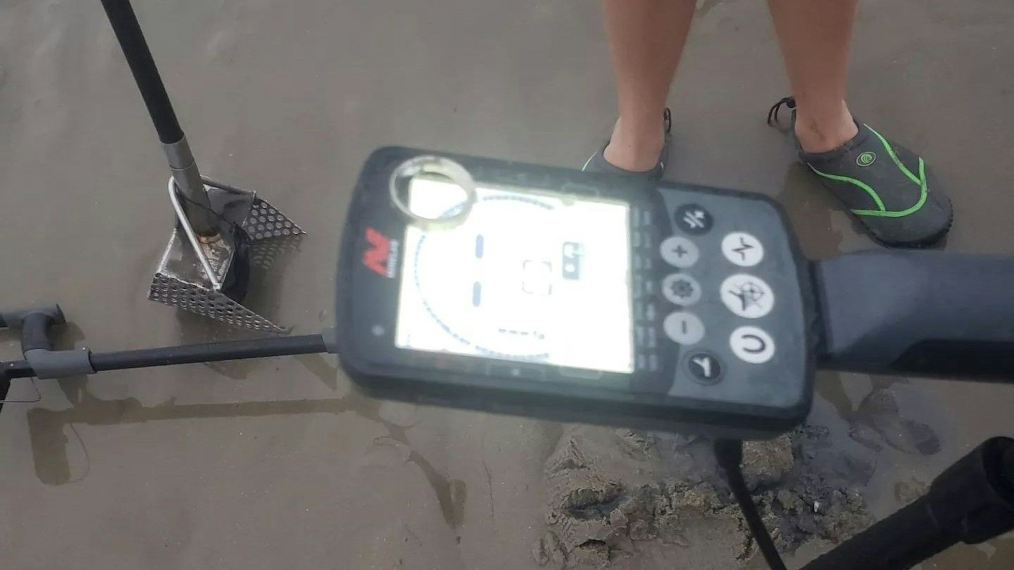 Der Ehering von Stephan liegt auf einem Metalldetektor.