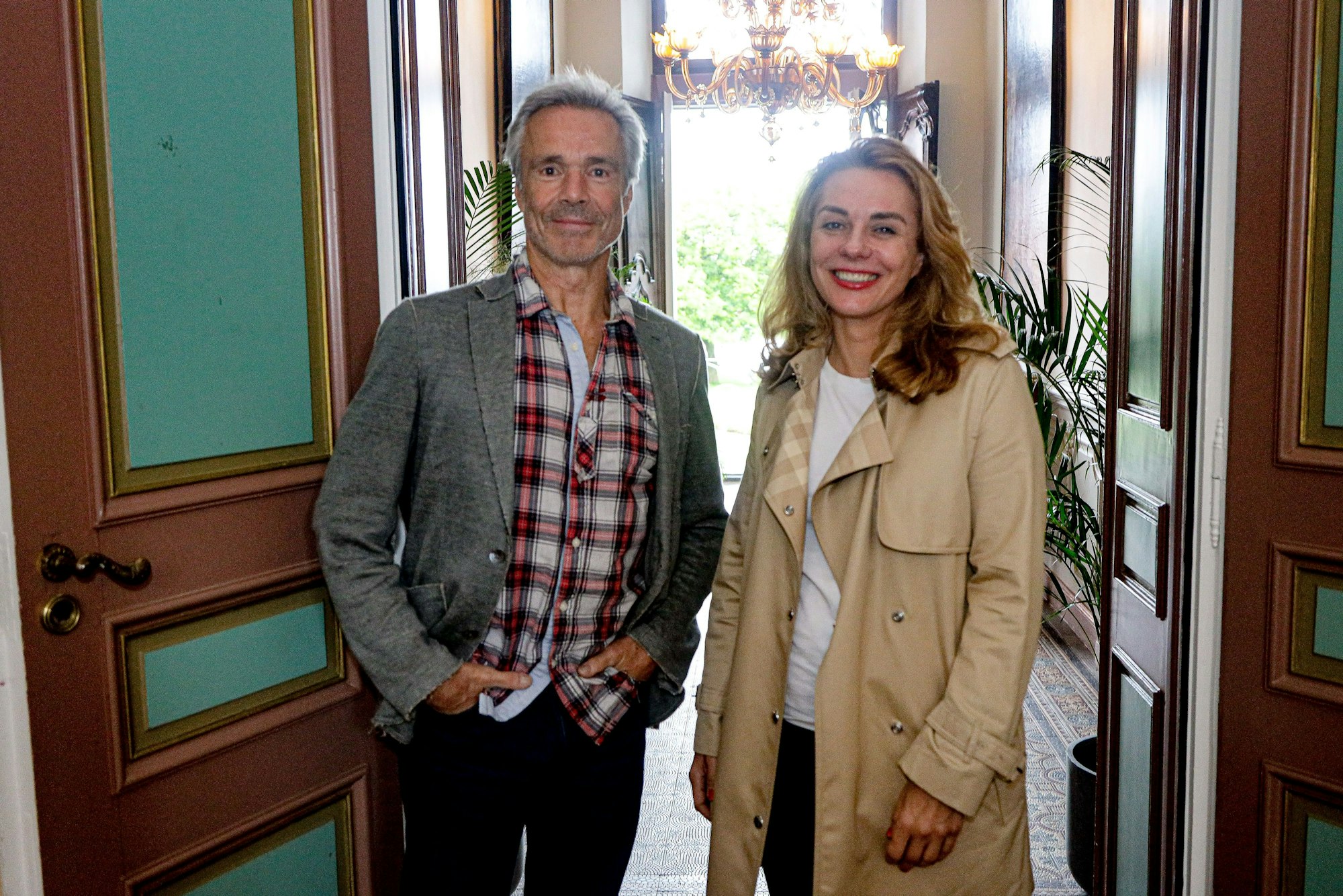 Jaeanicke und Leschek stehen in der Tür und schauen in die Kamera.