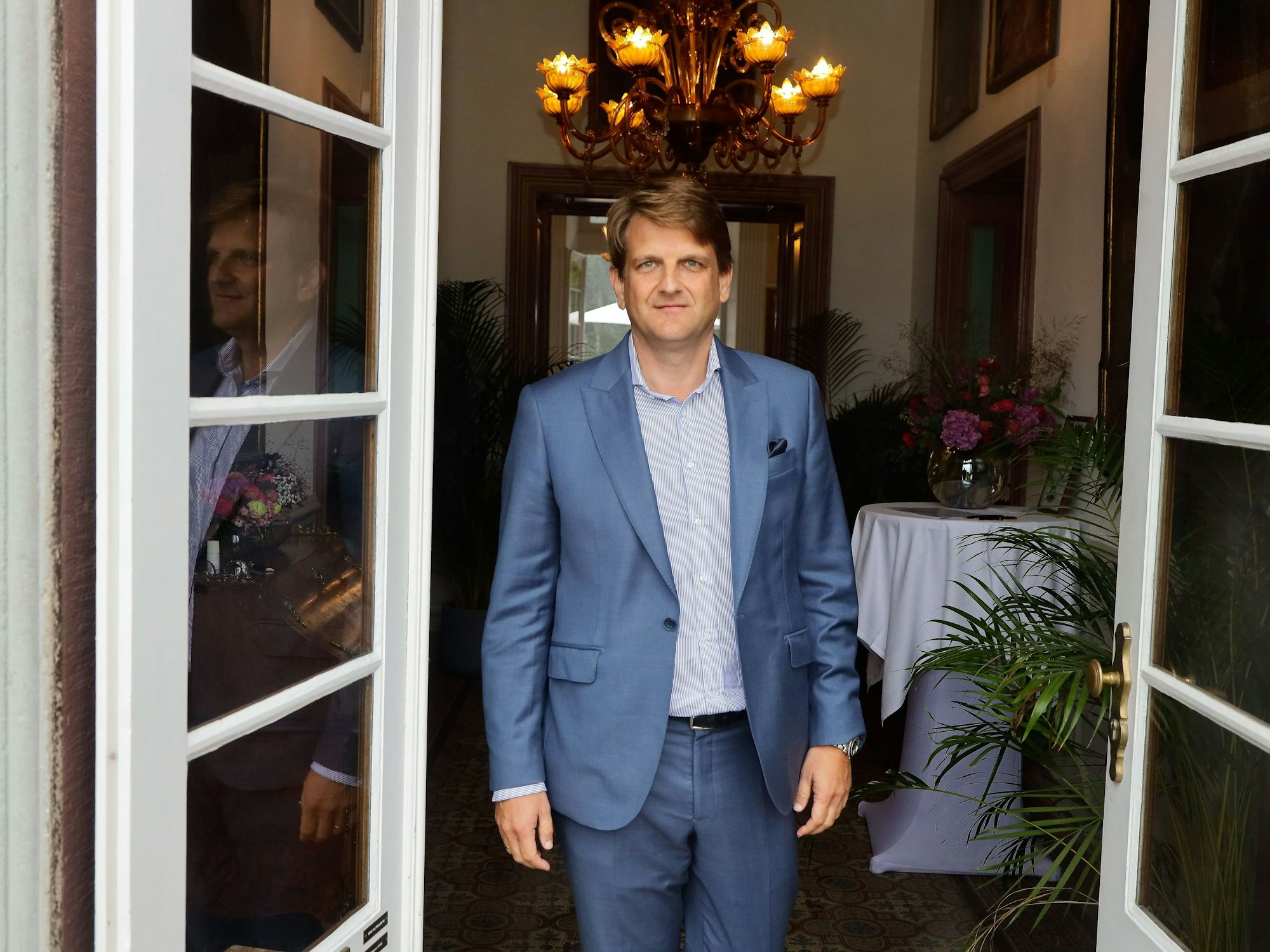 Leopold Hoesch steht im Eingang von Schloss Arff.