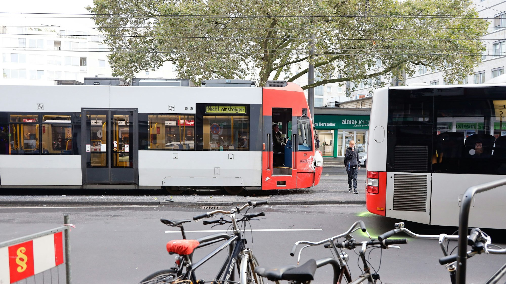 30.08.2023, Köln: Die beschädigte KVB-Bahn (l.) und der Bus nach dem Unfall am Mittwochabend (30. August) auf der Kölner Hahnenstraße.