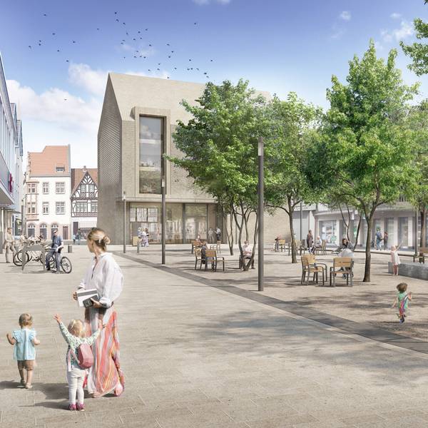 Das Bild zeigt den Janshof mit vielen Sitzmöbeln und Bäumen. Im Hintergrund ist der neue Rathausanbau mit seiner beigen Fassade zu sehen.