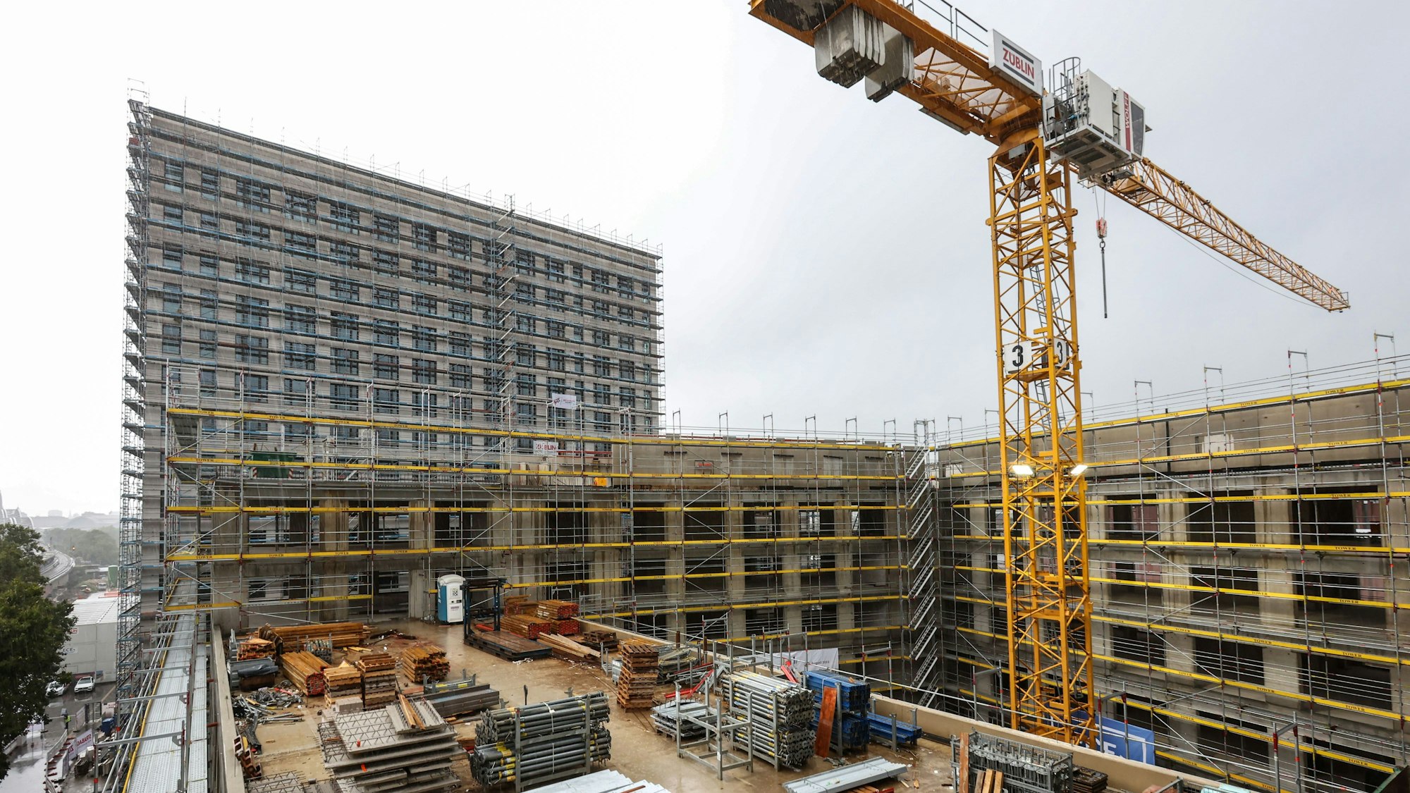 Große Baustelle mit Hochhaus und Kran