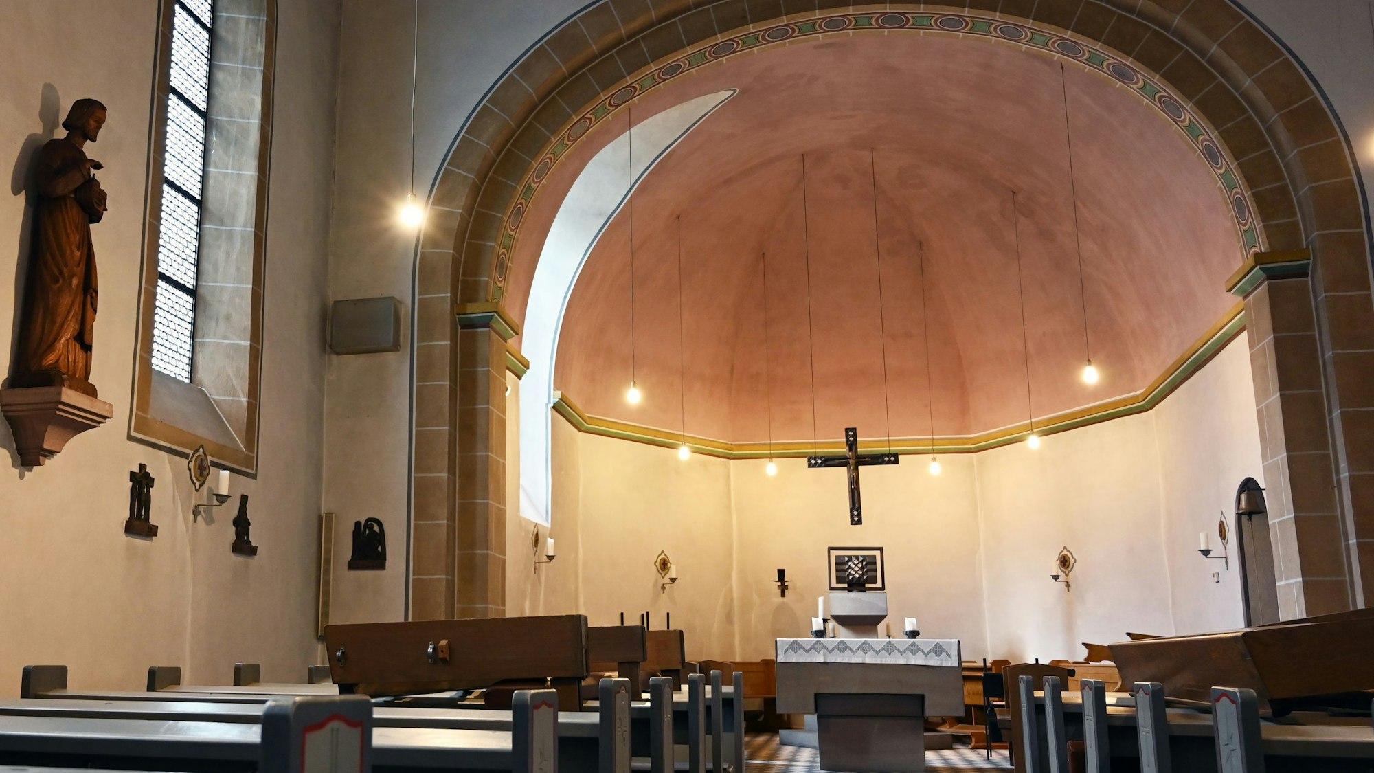 Die Kirche Ellingens gut in Schuss. Zurzeit wird das vor etwa drei Jahren stillgelegte Gotteshaus als Lager für Kirchengut genutzt, hier der Blick von Mittelschiff des Gebäudes in den Altarraum.