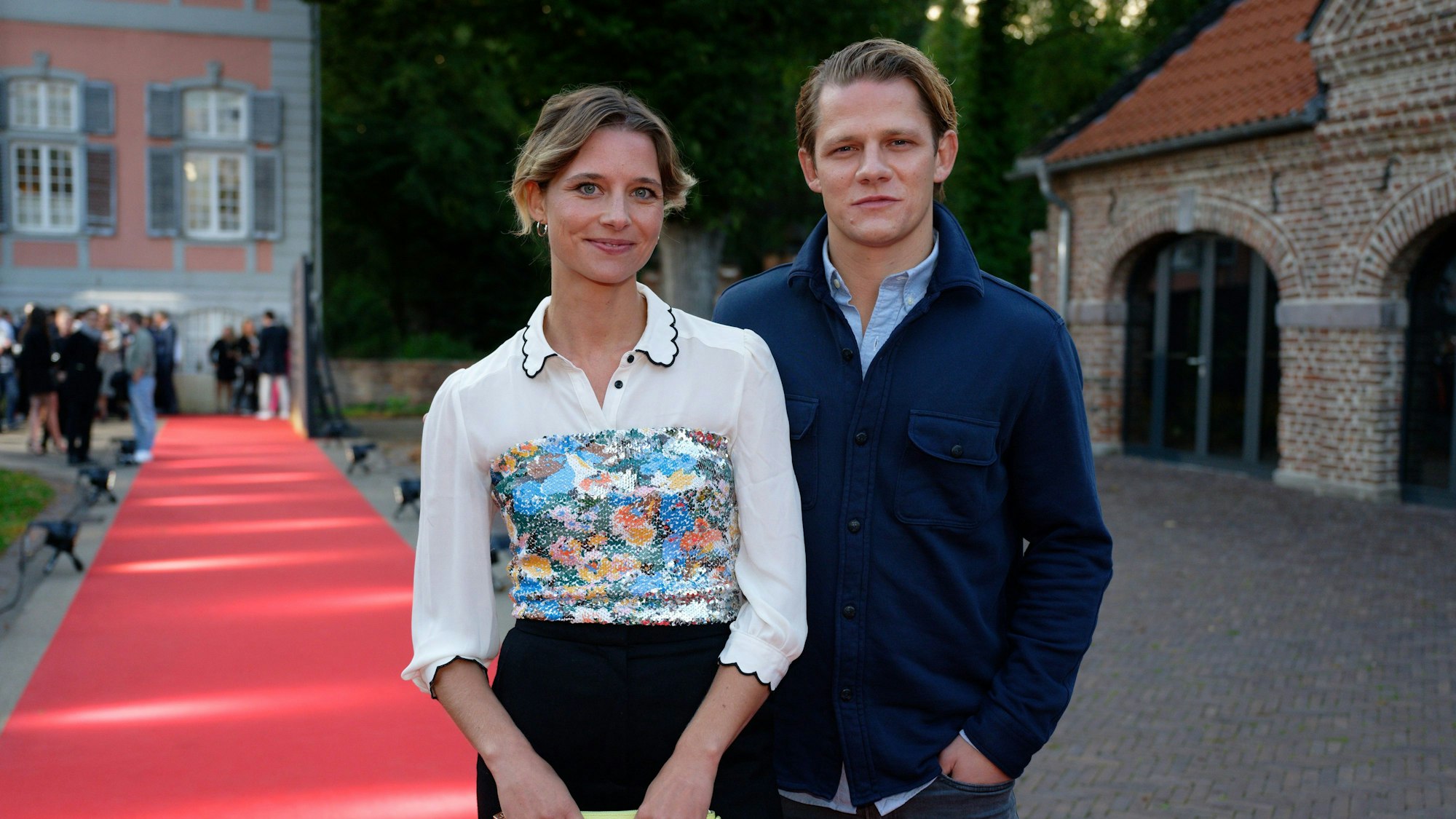30.08.2023, Nordrhein-Westfalen, Köln: Svenja Jung (l), Schauspielerin, und Max von der Groeben, Schauspieler, kommen zum Empfang im Rahmen der Kölner Jurysitzung zum International Emmy Award 2023. Foto: Henning Kaiser/dpa +++ dpa-Bildfunk +++