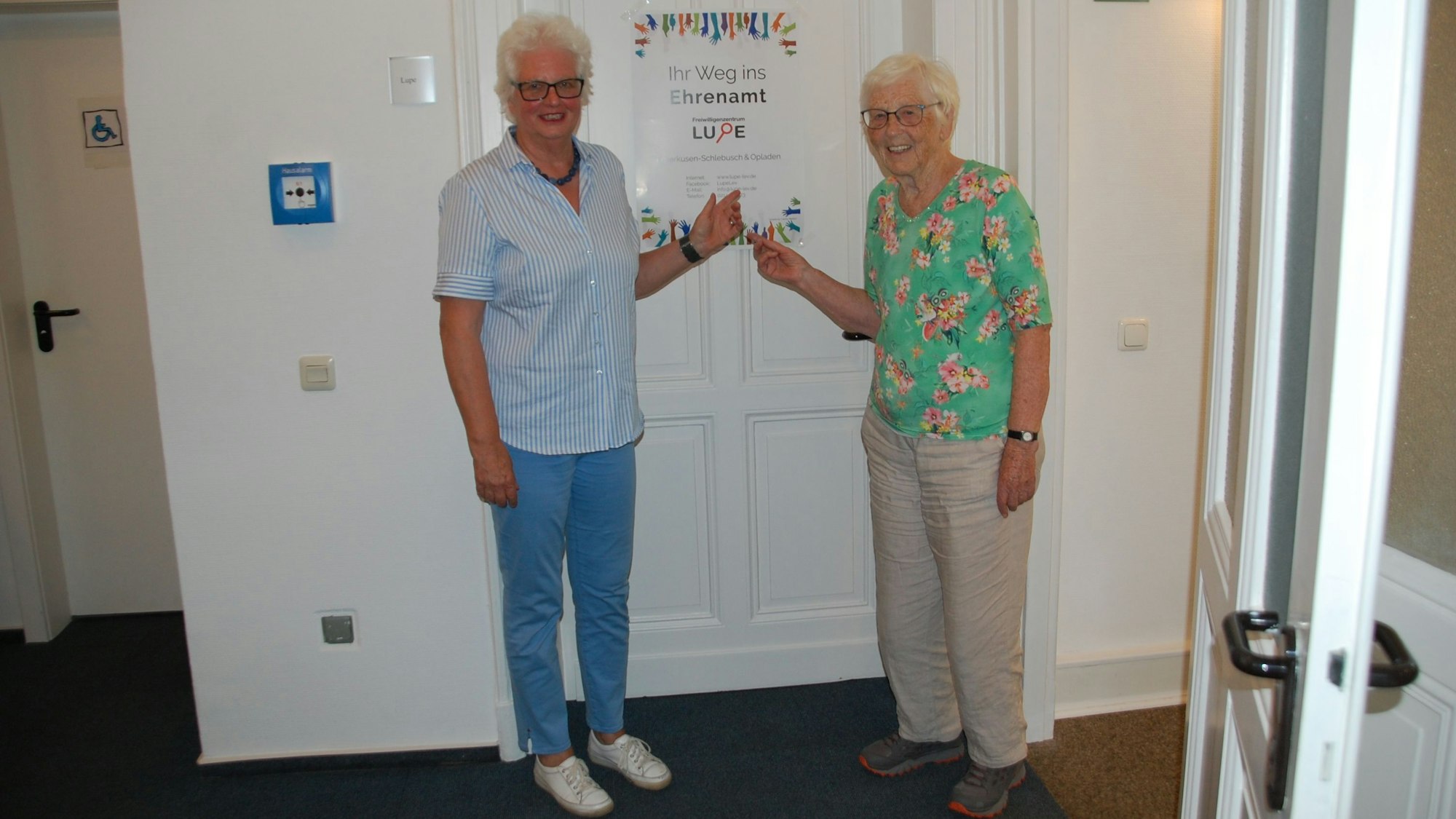 Monika Berger-Lohr und Waltraud Liesenklas von der Lupe