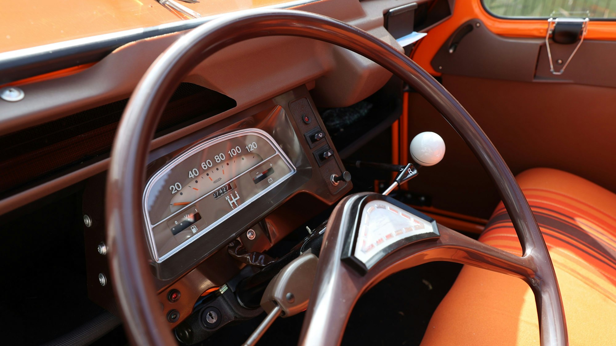 Lenkrad eines Oldtimers