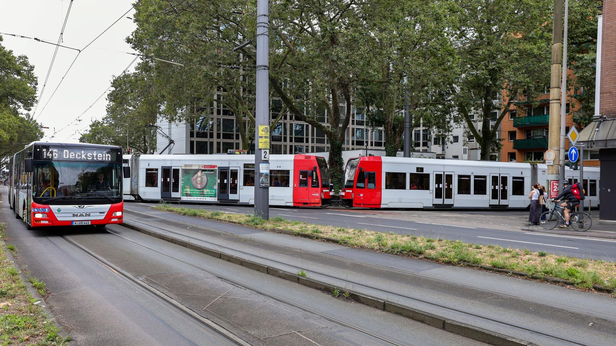 Ab Samstag, 16. September, bis zum 17. Oktober gibt es keinen regulären Bahnverkehr rund um den Neumarkt. Die KVB-Schienen an der Kreuzung Mauritiussteinweg, Ecke Hahnenstraße sollen erneuert werden.