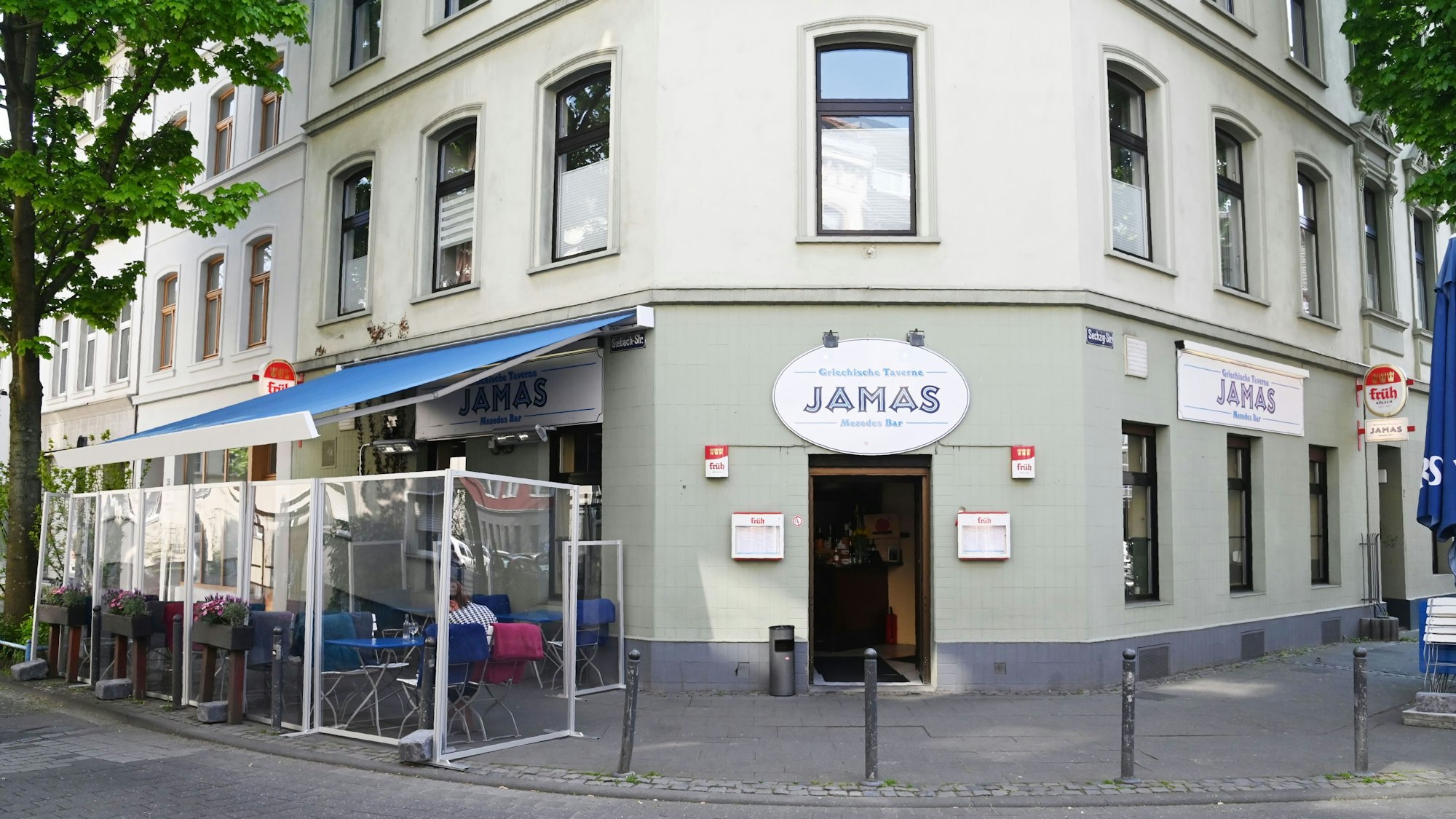 Die Taverne Jamas von außen.