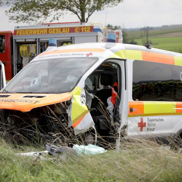 30.08.2023, Bayern, Geslau: Ein verunfallter Krankenwagen steht an der Unfallstelle auf einer Straße zwischen Geslau und Colmberg im mittelfränkischen Landkreis Ansbach. Bei einem Zusammenstoß zwischen einem Krankenwagen und einem Auto bei Geslau in Mittelfranken sind am Mittwoch drei Menschen tödlich verletzt worden. - Usage only in Germany Foto: Zahn/vifogra/dpa +++ dpa-Bildfunk +++