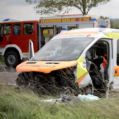 30.08.2023, Bayern, Geslau: Ein verunfallter Krankenwagen steht an der Unfallstelle auf einer Straße zwischen Geslau und Colmberg im mittelfränkischen Landkreis Ansbach. Bei einem Zusammenstoß zwischen einem Krankenwagen und einem Auto bei Geslau in Mittelfranken sind am Mittwoch drei Menschen tödlich verletzt worden. - Usage only in Germany Foto: Zahn/vifogra/dpa +++ dpa-Bildfunk +++
