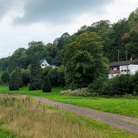 Blick ins Giesenbachtal. Ein Schotterweg verläuft in Richtung Blankenheim.