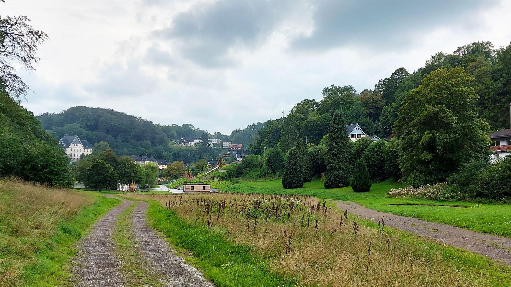 Blick ins Giesenbachtal. Ein Schotterweg verläuft in Richtung Blankenheim.