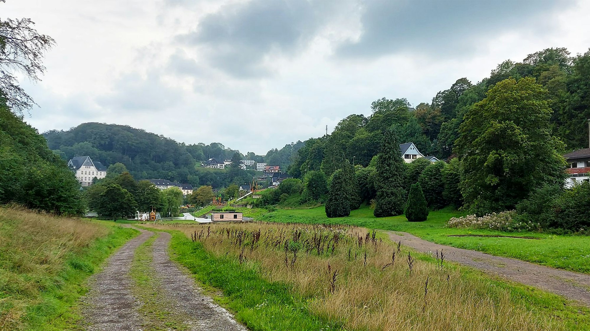 Blick ins Giesenbachtal. Ein Schotterweg verläuft in Richtung Blankenheim.