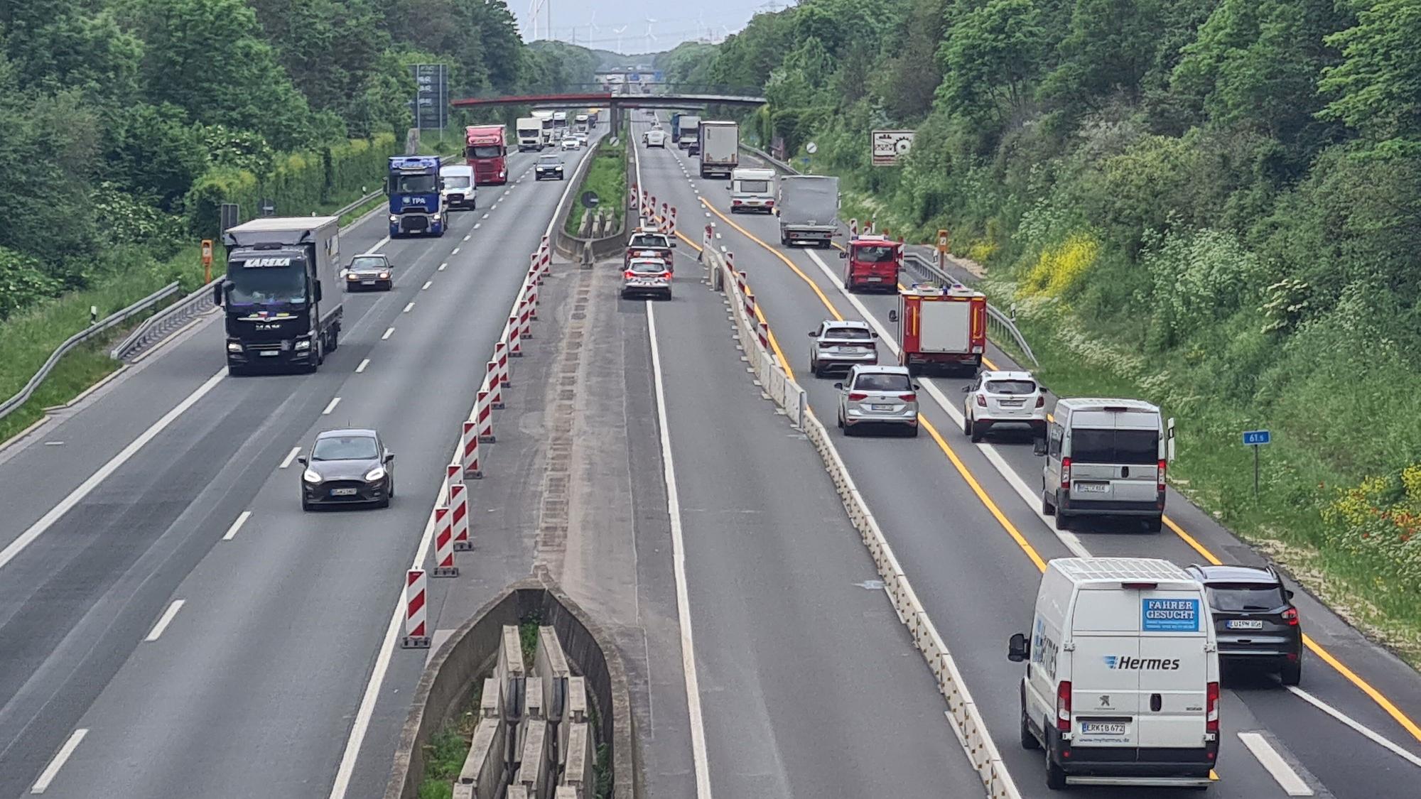 Auf der Autobahn ist eine Baustelle eingerichtet.