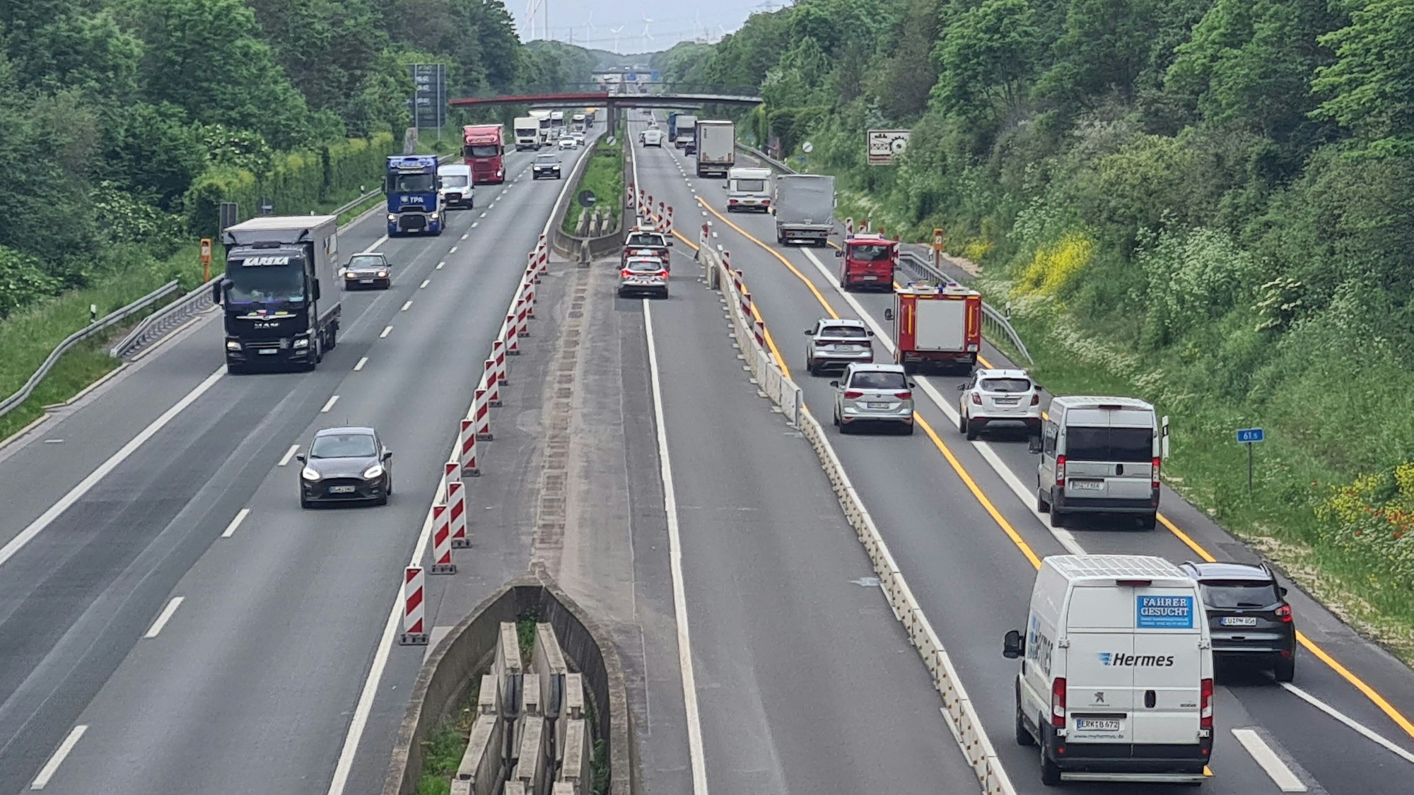 Auf der Autobahn ist eine Baustelle eingerichtet.