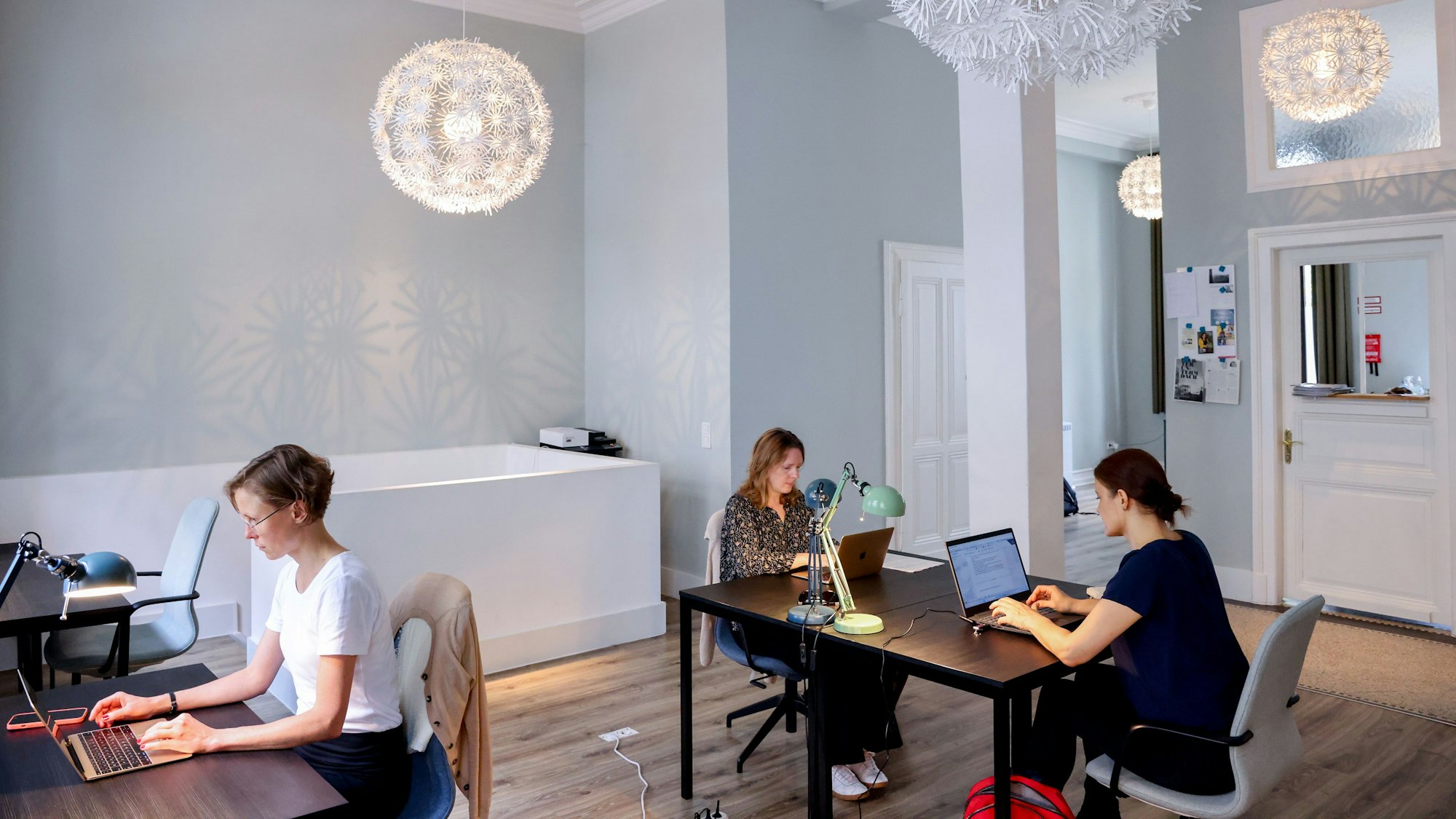 Im Schreibraum im Kölner Pantaleonsviertel arbeiten die Autorinnen Ulrike Schäfer, Daniela Nagel und Jeanne Diesteldorf an offene Arbeitsplätzen.