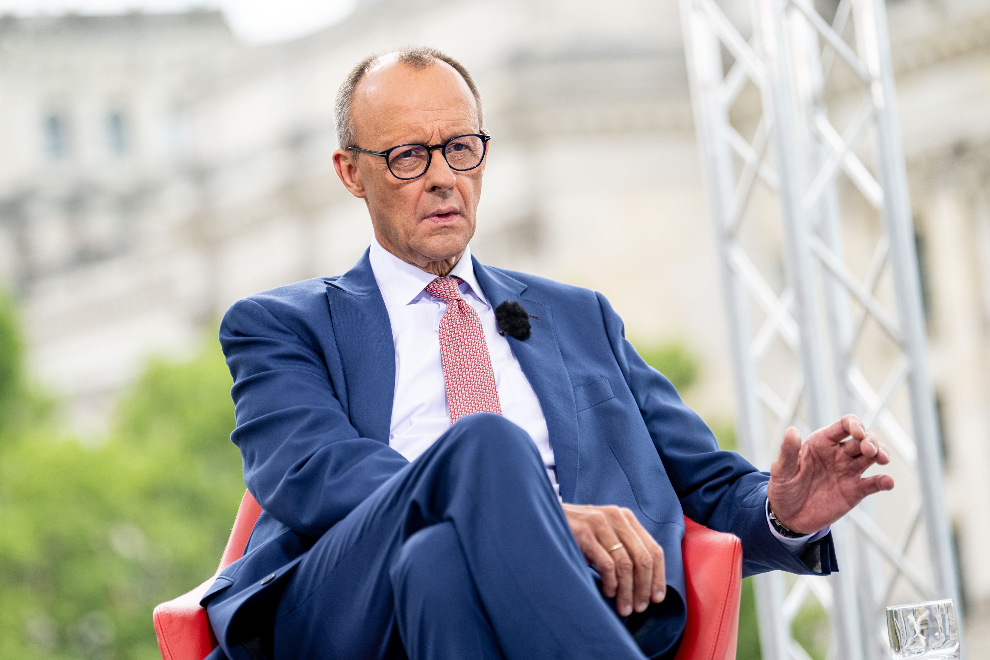 ARCHIV - 27.08.2023, Berlin: Friedrich Merz (CDU), Parteichef, nimmt an der Aufzeichnung des ARD-Sommerinterview im «Bericht aus Berlin» teil. Merz hat angesichts schlechter Wirtschaftsdaten eine Grundsatzdebatte über die Leistungsbereitschaft in Deutschland gefordert. (zu dpa: "Merz für Haltungsdebatte über Leistungsbereitschaft in Deutschland") Foto: Fabian Sommer/dpa +++ dpa-Bildfunk +++